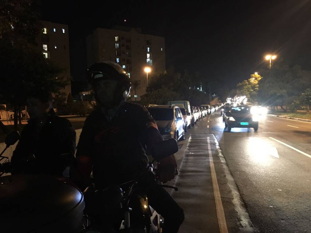 Após boato de combustível, posto acumula fila com oitenta carros