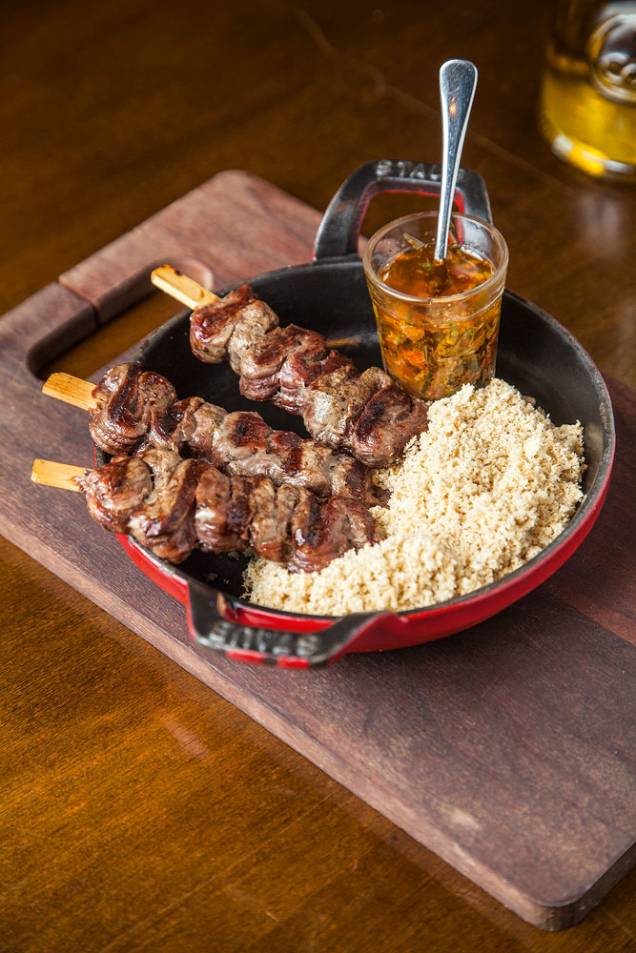 Trio de mini-espetinhos com farofa e chimichurri (25 reais), do Pobre Juan Trio de mini-espetinhos com farofa e chimichurri (25 reais), do Pobre Juan