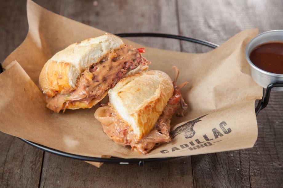 Brisket sandwich: um dos principais sanduíches da casa, com o corte de peito bovino desfiado no recheio