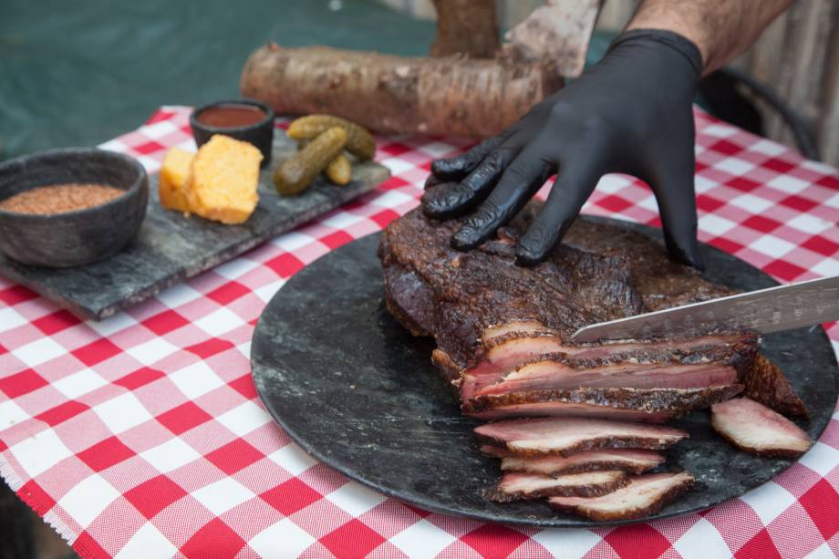 Brisket: uma das especialidades da casa é o corte de peito bovino, feito por cerca de 15 horas em um pit