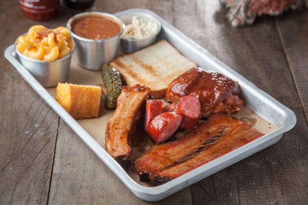 Combo barbecue: pedida tem brisket, linguiça, costela bovina e frango, com cinco acompanhamentos Combo barbecue: pedida tem brisket, linguiça, costela bovina e frango, com cinco acompanhamentos