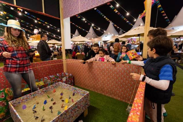 A típica pescaria foi uma das atrações da festa A típica pescaria foi uma das atrações da festa
