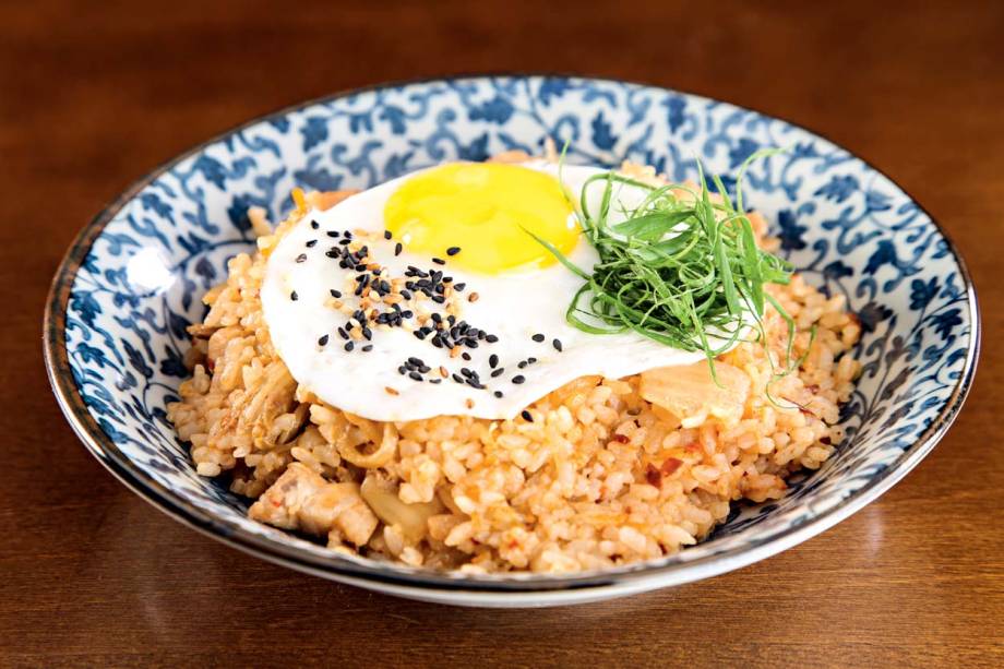 Arroz com kimchi coroado com ovo frito do Kyokuto