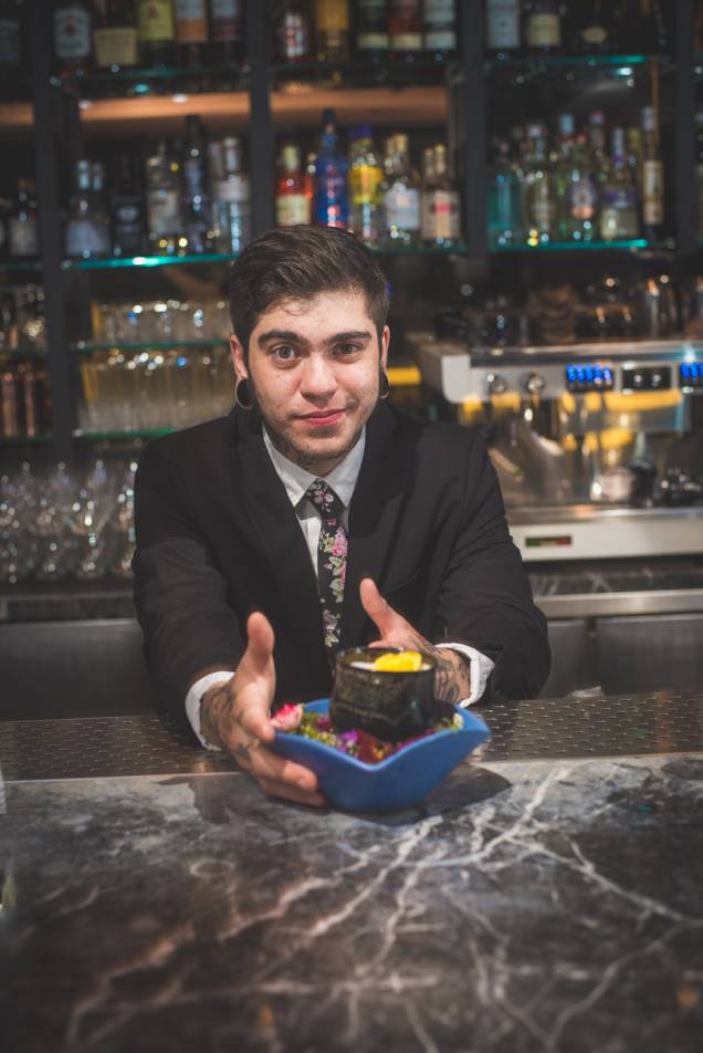 O bartender Miguel Paes e sua criação, o conexão tóquio (tequila Don Julio Blanco, água de flor de laranjeira, Amazake, limão-siciliano e xarope de mel e yuzu) O bartender Miguel Paes e sua criação, o conexão tóquio (tequila Don Julio Blanco, água de flor de laranjeira, Amazake, limão-siciliano e xarope de mel e yuzu)
