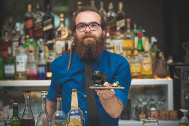 Rafael Domingues e seu drique peabiru (Zacapa Solera 23, cachaça Ypióca 5 chaves, xarope de cumaru, cordial de cupuaçu, vinagrete de cambuci e flor de jambu em conserva) Rafael Domingues e seu drique peabiru (Zacapa Solera 23, cachaça Ypióca 5 chaves, xarope de cumaru, cordial de cupuaçu, vinagrete de cambuci e flor de jambu em conserva)