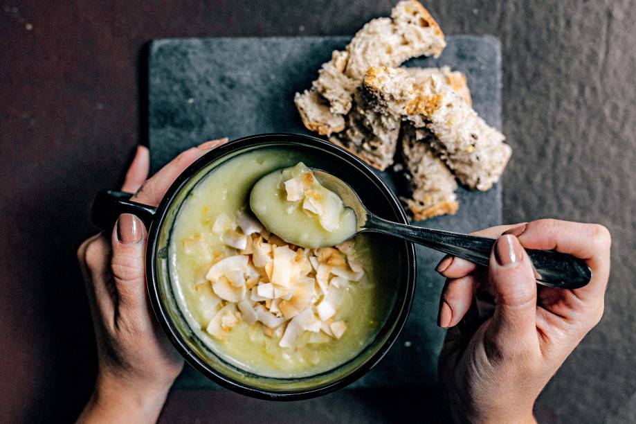 Sopa vichyssoise: com um toque de leite e lascas de coco