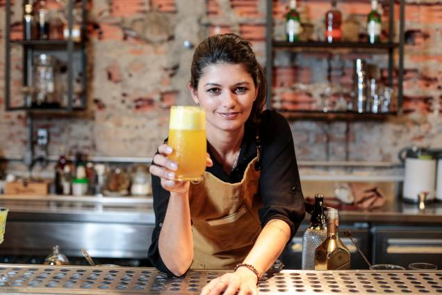 Adriana Pino e seu drinque efeito borboleta (Johnnie Walker Gold Label, mel, licor de flor de sabugueiro, bitter de chocolate, sidra artesanal e pólen) Adriana Pino e seu drinque efeito borboleta (Johnnie Walker Gold Label, mel, licor de flor de sabugueiro, bitter de chocolate, sidra artesanal e pólen)
