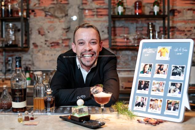 Gabriel Santana concorreu com o coquetel favela chic (Zacapa 23, suze, shrubs “da gente” e bitter “selvagem”) Gabriel Santana concorreu com o coquetel favela chic (Zacapa 23, suze, shrubs “da gente” e bitter “selvagem”)
