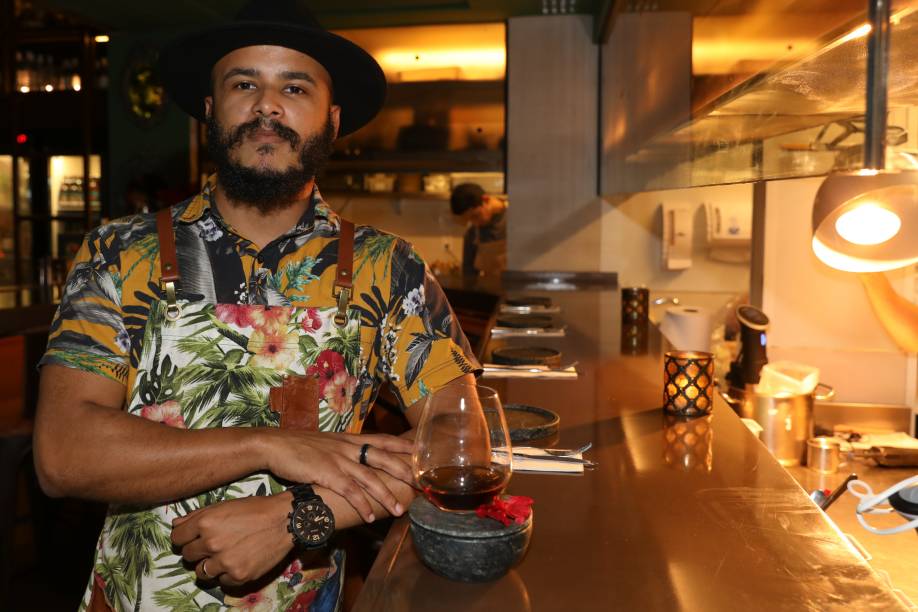 O bartender Anderson Santos criou o o iguais (rum Zaccapa 23, amaro, Orange bitters, bitter artesanal de especiarias e spray de laranja-baía)