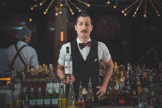 Heitor Marin fez o be inspired martini (Ketel One, amaro Averna, licor Strega, lillet rouge, tintura de sal, calda de jalapeño e zest de laranja) Heitor Marin fez o be inspired martini (Ketel One, amaro Averna, licor Strega, lillet rouge, tintura de sal, calda de jalapeño e zest de laranja)
