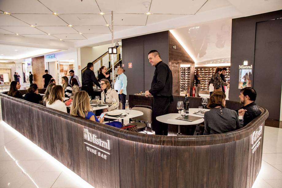 Mistral: wine bar e ambiente da loja aos fundos Mistral: wine bar e ambiente da loja aos fundos