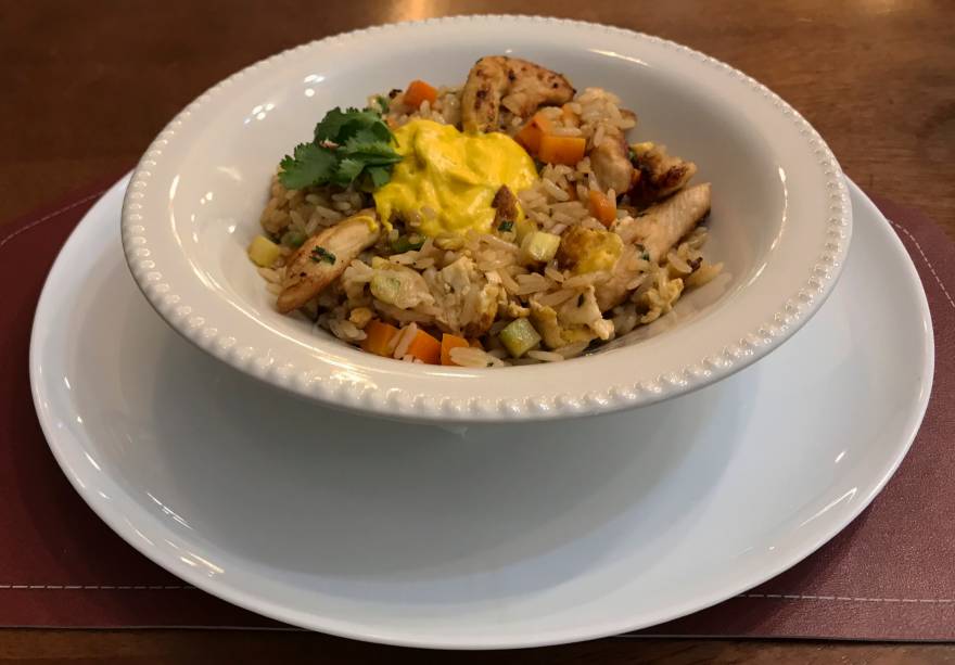 Arroz de frango com pequi: releitura do clássico goiano, acompanha creme de queijo Arroz de frango com pequi: releitura do clássico goiano, acompanha creme de queijo