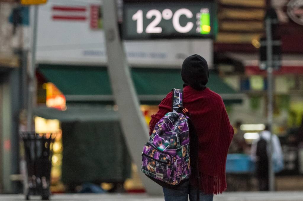 Pedestre Enfrenta Frio na Avenida Faria Lima em São Paulo