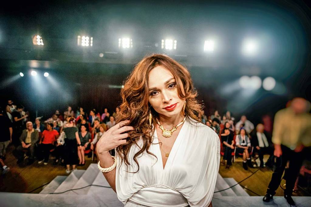 Atriz trans viverá Roberta Close em filme sobre Hebe Camargo