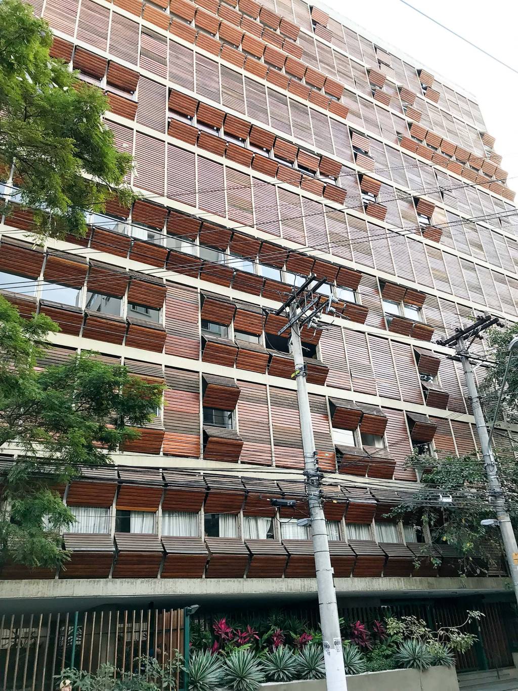 Venezianas são destaque em edifício de 1966 nos Jardins