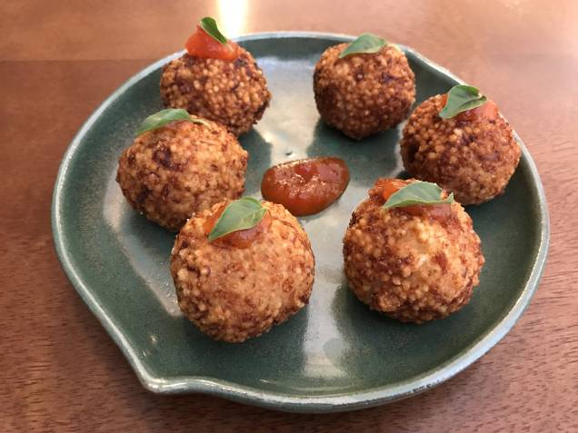Bolinhos de tapioca: com recheio de carne-seca desfiada, são crocantes na casca e macios no interior Bolinhos de tapioca: com recheio de carne-seca desfiada, são crocantes na casca e macios no interior