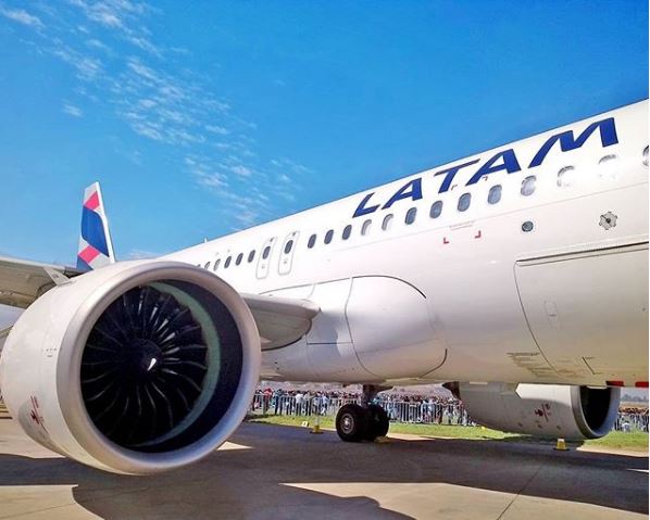 Imagem mostra avião da Latam decolando de aeroporto