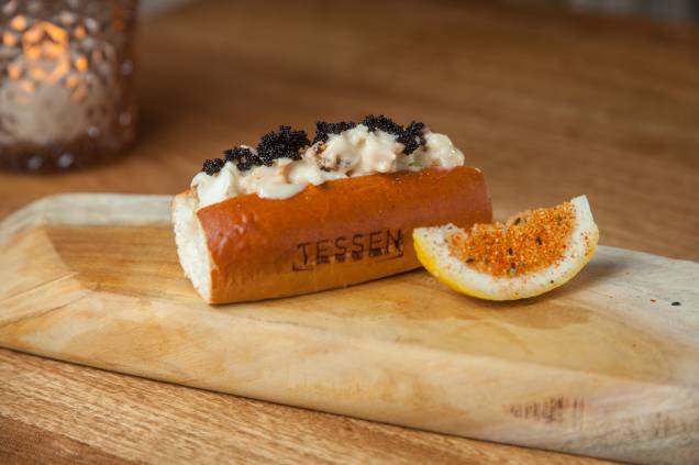 Petisco lobster roll: brioche com lagosta, maionese e ovas Petisco lobster roll: brioche com lagosta, maionese e ovas