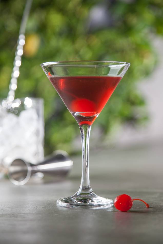 Clássicos: feito como se deve, o manhattan leva bourbon, vermute tinto e Angustura Clássicos: feito como se deve, o manhattan leva bourbon, vermute tinto e Angustura