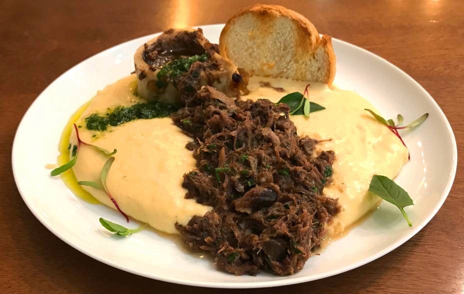 Ossobuco: com a carne desfiada, vem acompanhado de creme de queijo, molho de salsinha e torrada Ossobuco: com a carne desfiada, vem acompanhado de creme de queijo, molho de salsinha e torrada