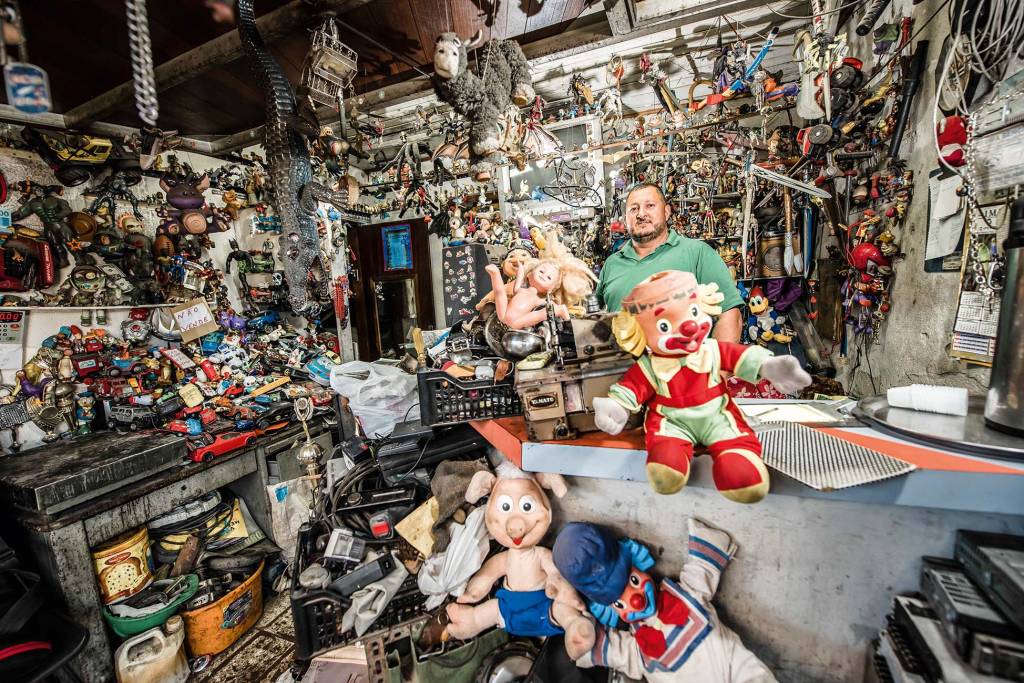 Ferro velho com bonecas na fachada chama atenção na Zona Sul