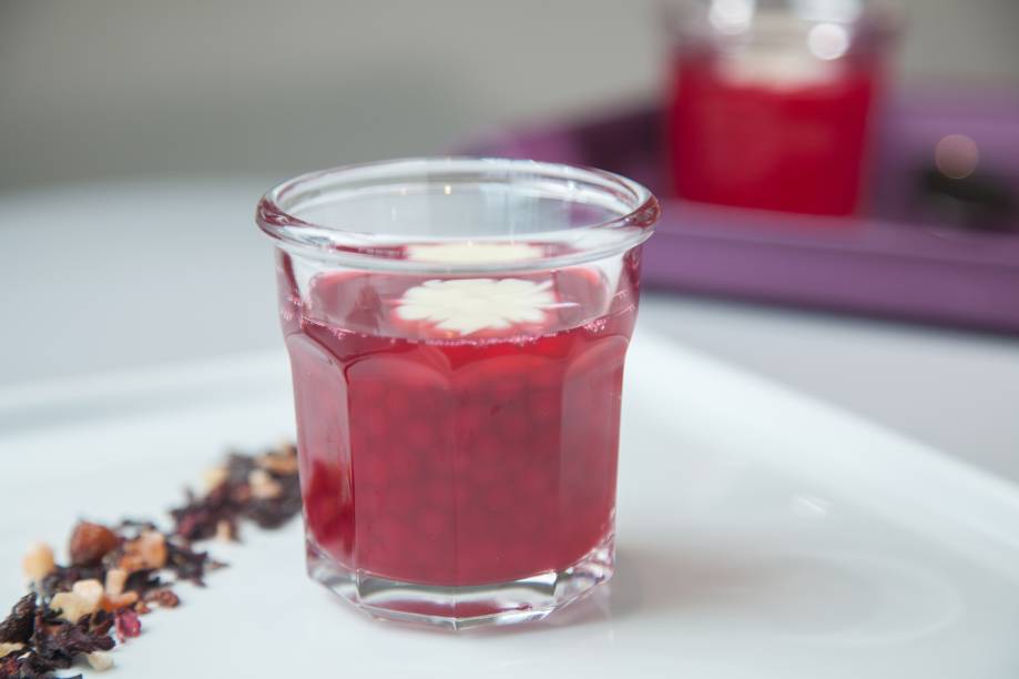 Sagu cozido em chá de flor de hibisco com creme de confeiteiro