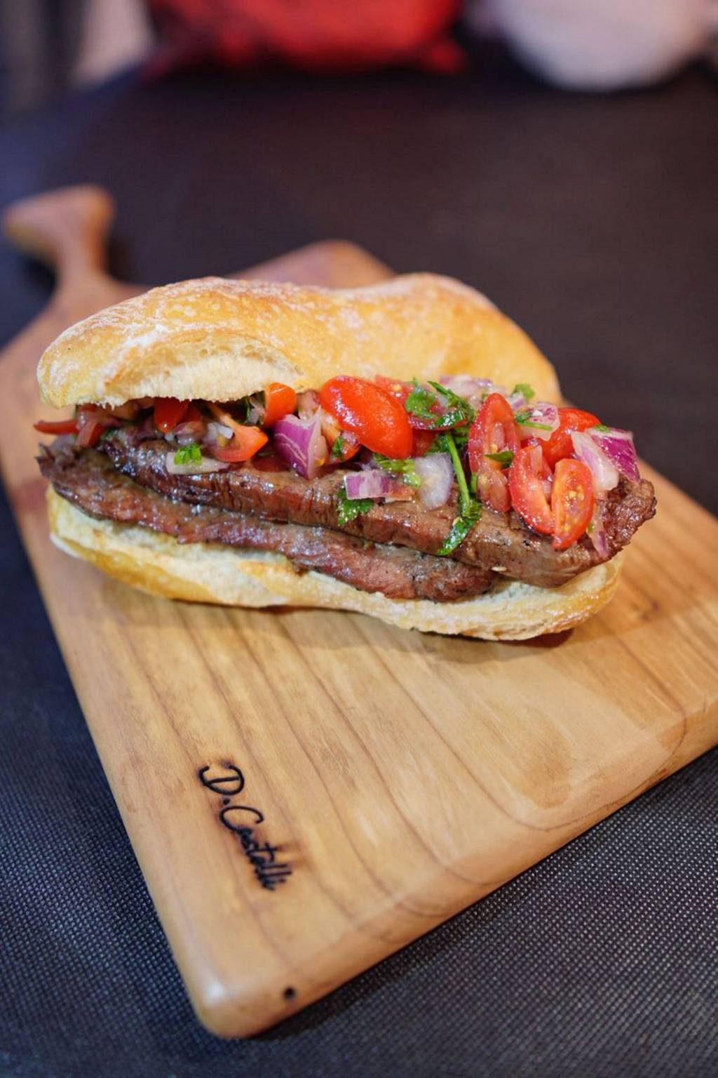 Sanduíche de Filét Mignon com Vinagrete de Tomate Cereja e Cebola roxa trufado (1) Sanduíche de Filét Mignon com Vinagrete de Tomate Cereja e Cebola roxa trufado (1)