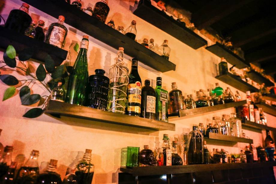 Estantes do bar no primeiro andar