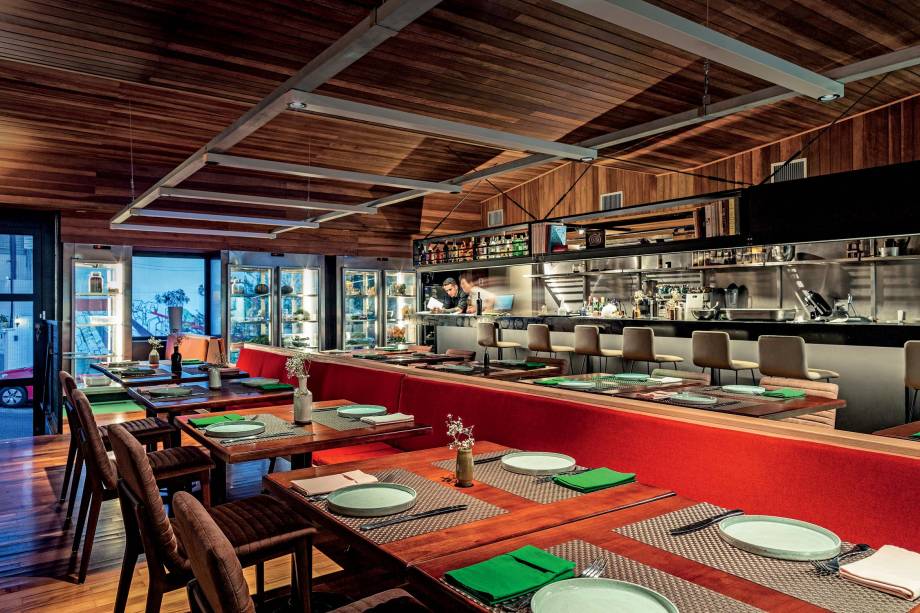 Cozinha aberta: chef trabalha na frente dos clientes Cozinha aberta: chef trabalha na frente dos clientes