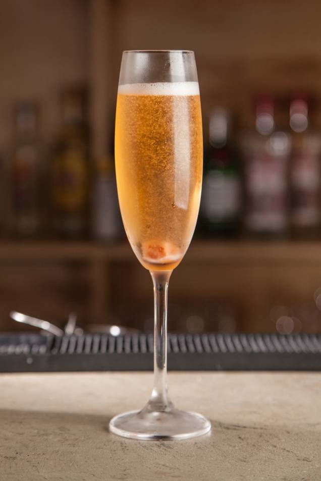 Cava cocktail: originalmente, é feito com champanhe Cava cocktail: originalmente, é feito com champanhe