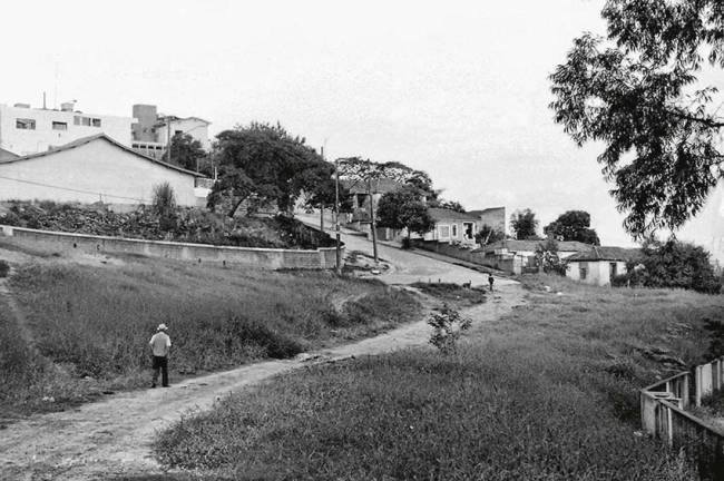 1986 Picada atrás da Escola Municipal Olavo Pezzotti. Ao fundo