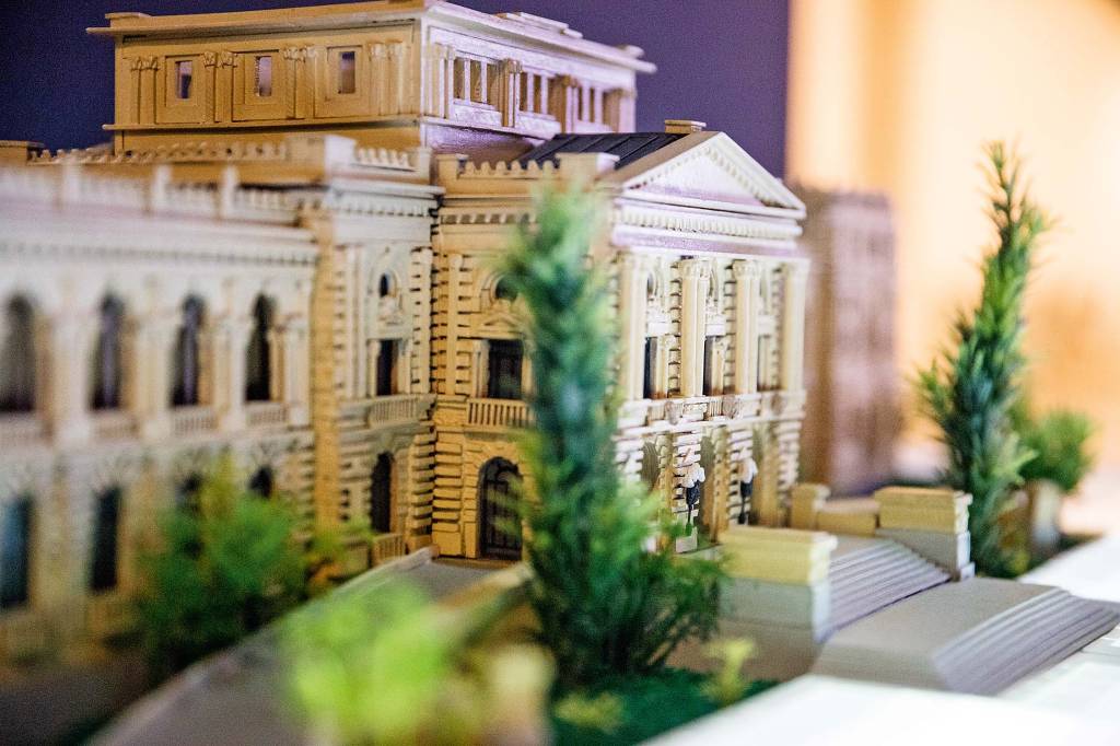 Raridades do Museu do Ipiranga são expostas no Palácio dos Bandeirantes