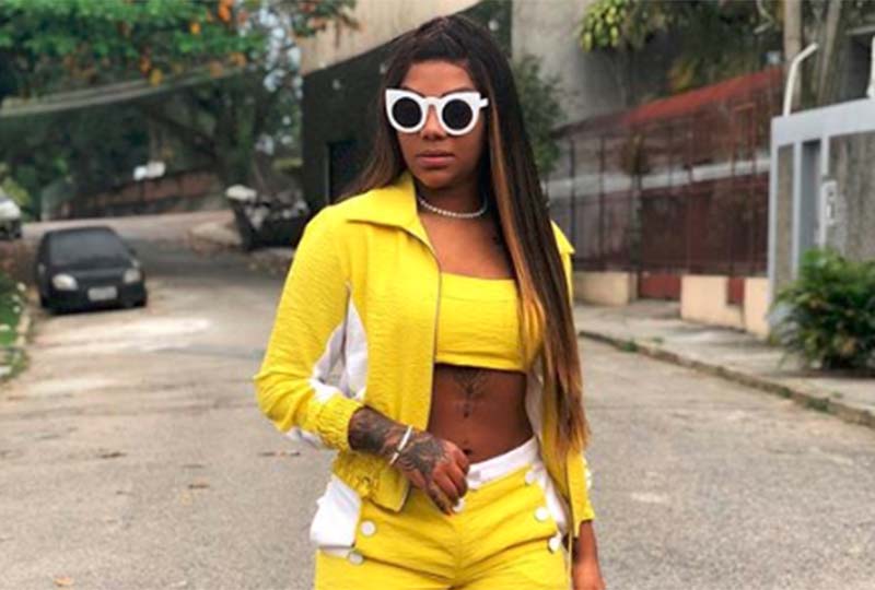 De amarelo, Ludmila posa para foto