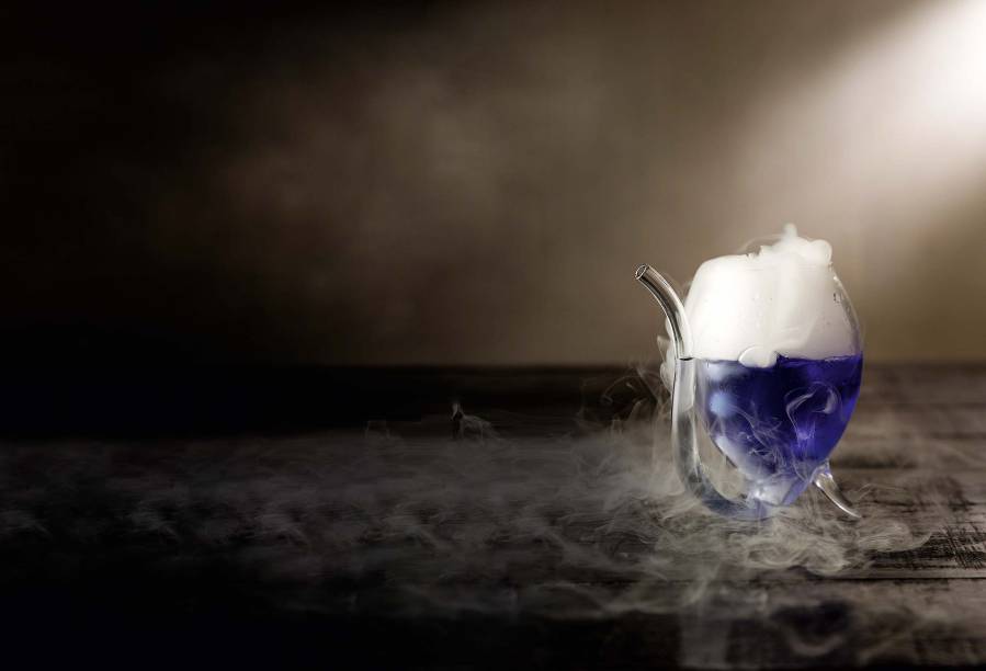 O químico: vem com gelo seco no vidro que lembra o de laboratório O químico: vem com gelo seco no vidro que lembra o de laboratório