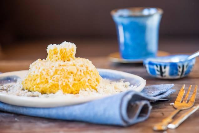 Cuscuz de milho criollo com queijo da Serra da Canastra Cuscuz de milho criollo com queijo da Serra da Canastra