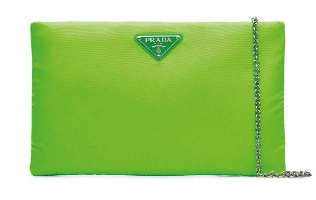 Clutch com logo PRADA na Farfetch – R.650,00.jpg