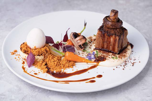 Brasil, França e Itália: as receitas do chef Emmanuel Bassoleil, como o cupim rossini, levaram o prêmio de melhor cozinha variada pelo guia COMER & BEBER 2018 Brasil, França e Itália: as receitas do chef Emmanuel Bassoleil, como o cupim rossini, levaram o prêmio de melhor cozinha variada pelo guia COMER & BEBER 2018
