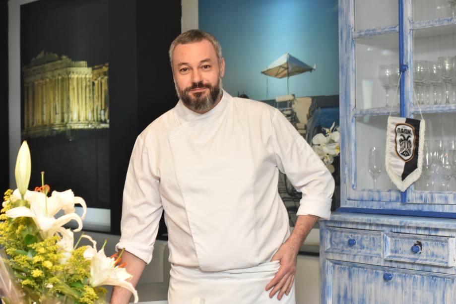 O chef: Christos Archestratos, nascido na Ilha de Creta, na Grécia O chef: Christos Archestratos, nascido na Ilha de Creta, na Grécia