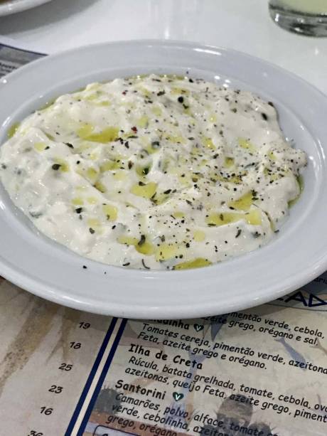 Tzatziki: entrada de pepino com iogurte ao alho Tzatziki: entrada de pepino com iogurte ao alho