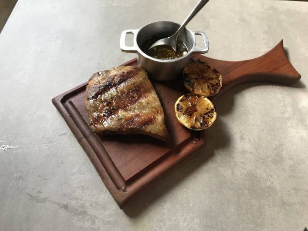 Costelinha de porco: tostada no fogo, vem crocante por fora e acompanha fatias de limão também feitas na brasa Costelinha de porco: tostada no fogo, vem crocante por fora e acompanha fatias de limão também feitas na brasa