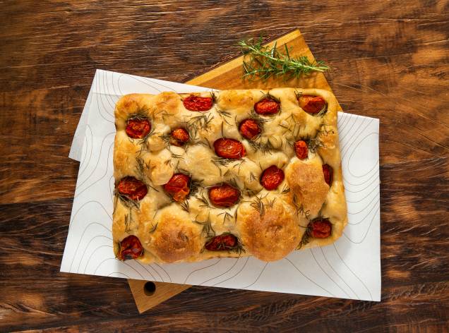 Focaccia de alecrim com tomatinhos Focaccia de alecrim com tomatinhos