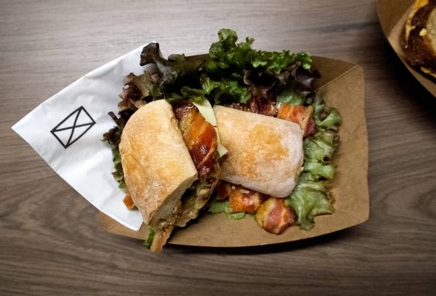 BTL: sanduíche no pão ciabatta, combacon crocante ao toque de melaço, queijo meia-cura, maionese, tomate e alface BTL: sanduíche no pão ciabatta, combacon crocante ao toque de melaço, queijo meia-cura, maionese, tomate e alface