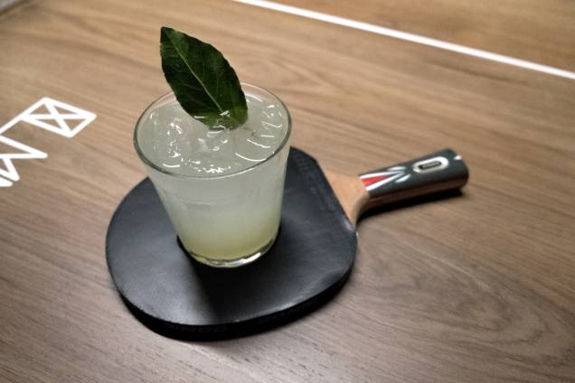 Louro cítrico: cachaça, xarope de louro, solução salina e limão-taiti Louro cítrico: cachaça, xarope de louro, solução salina e limão-taiti