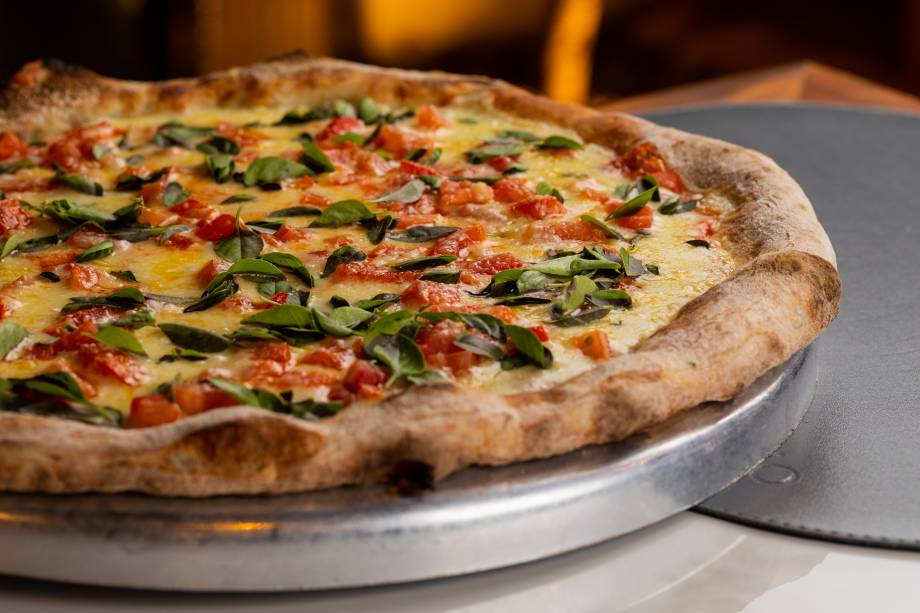 Sabores clássicos: cobertura margherita sobre massa de fermentação natural Sabores clássicos: cobertura margherita sobre massa de fermentação natural
