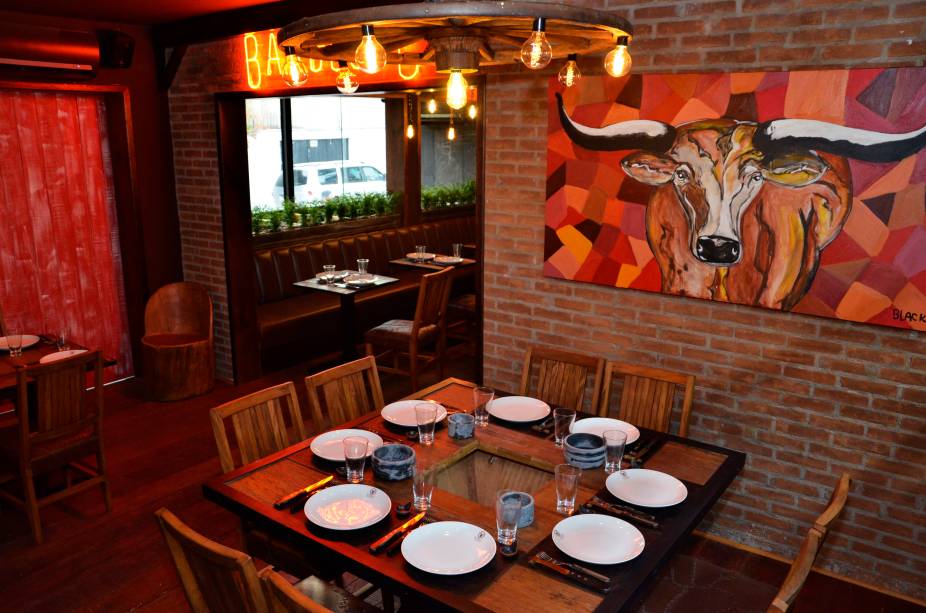 Ambiente: churrascaria expede diversos cortes da cozinha para o salão Ambiente: churrascaria expede diversos cortes da cozinha para o salão