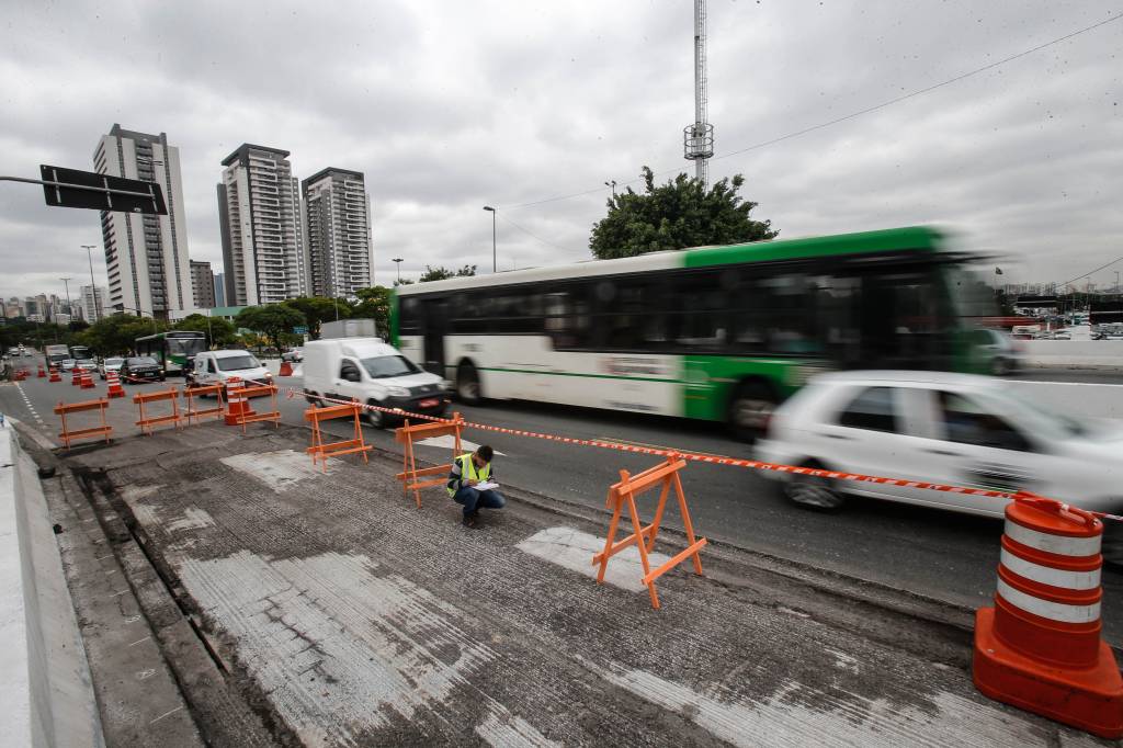 Ponte do Limão é parcialmente interditada após fenda surgir no asfalto