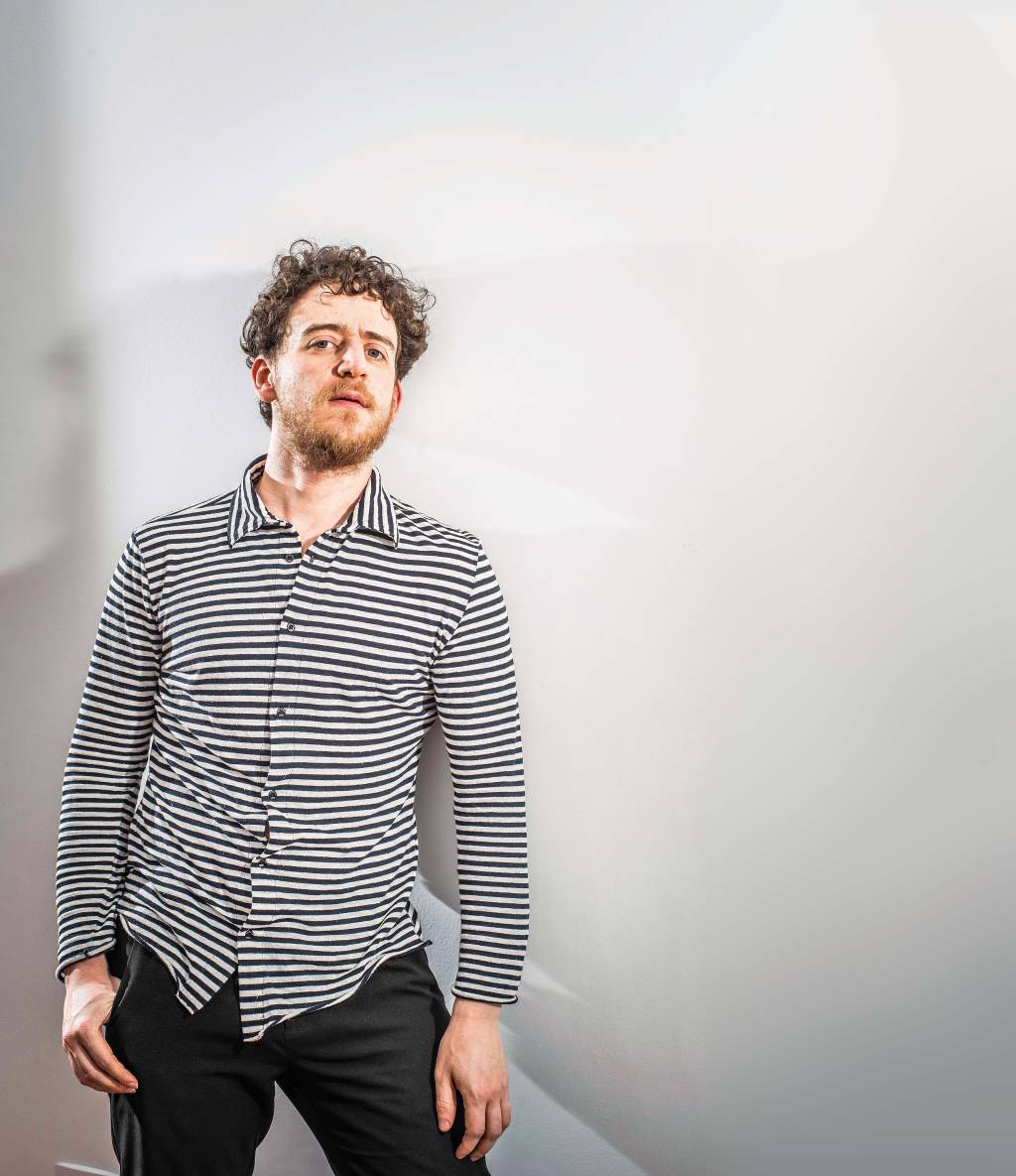 Ator, dramaturgo e músico: Vinicius Calderoni e a versatilidade nas artes