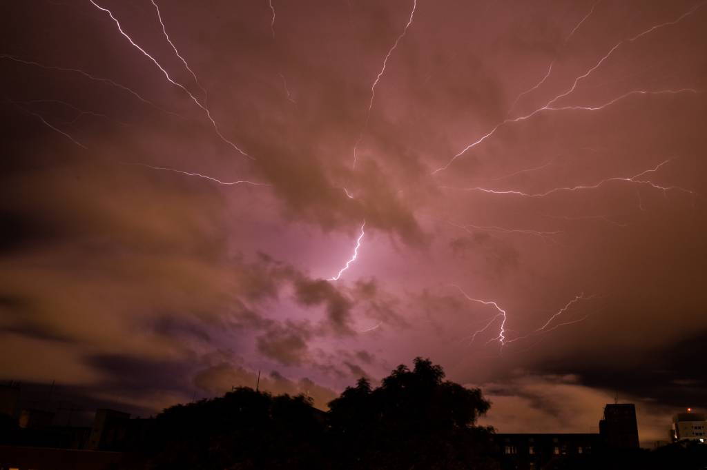 Chuva deve atingir várias regiões do país no fim de semana prolongado