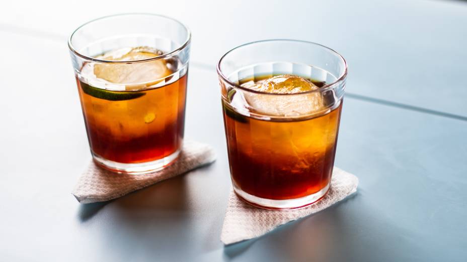 Bitter giuseppe: Cynar, vermute, bitter de laranja e limão Bitter giuseppe: Cynar, vermute, bitter de laranja e limão