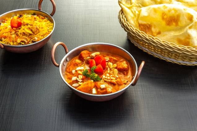 Murgh makhani: cubos de filé de frango marinados no iogurte com especiarias e cozidos no molho de tomate com manteiga Murgh makhani: cubos de filé de frango marinados no iogurte com especiarias e cozidos no molho de tomate com manteiga